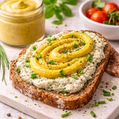 basischer senf auf brot mit veganem aufstrich