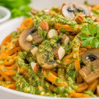 Nahaufnahme von basischer Süßkartoffel Tagliatelle mit Kräuterpesto