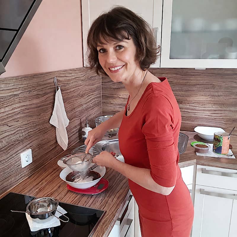 Sabine Voshage bei der Entwicklung neuer basischer Rezepte