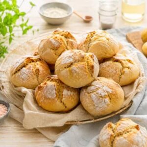 Frisch gebackene Kartoffelbrötchen im Brotkorb