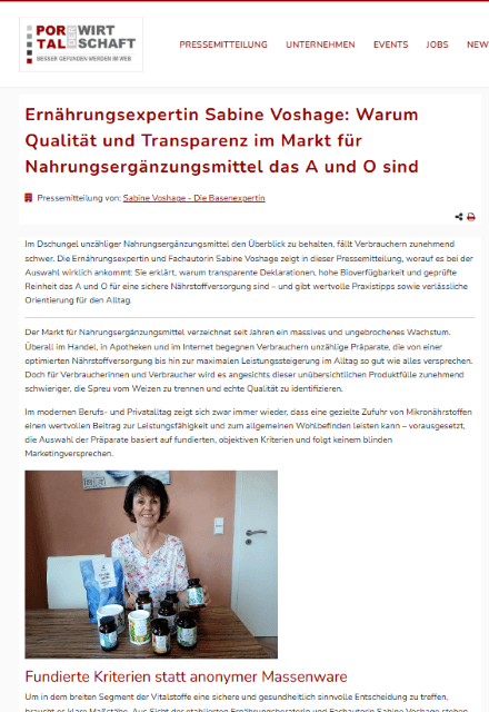 Ernährungsexpertin Sabine Voshage sitzend am Tisch mit Naturtreu-Produkten im Pressebericht auf Portal der Wirtschaft