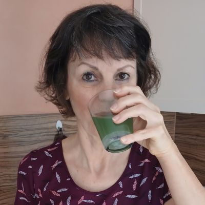 Sabine Voshage trinkt das angerührte Naturtreu Glanzvoll Kollagen-Pulver im Rahmen ihres 8-Wochen-Praxistests