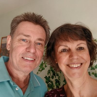 Sabine Voshage und Andreas Voshage zeigen ihre Naturtreu Erfahrungen mit den Produkten Glanzvoll (Kollagen) und Jungquell (Hyaluron)