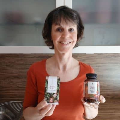 Sabine Voshage mit den Naturtreu Eisenpräparaten Eisenschatz und Blutkraft bei Eisenmangel