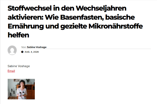 Sabine Voshage lächelnd im Wohnzimmer mit zwei Naturtreu-Dosen in den Händen im Pressebericht auf PR-Echo