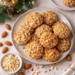 Vogelperspektive auf einen Teller mit basischen Weihnachtskeksen, vegan und low carb