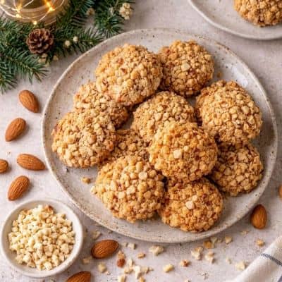 Vogelperspektive auf einen Teller mit basischen Weihnachtskeksen, vegan und low carb