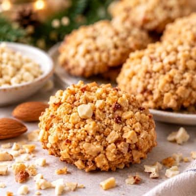 Nahaufnahme von einem basischen Weihnachtskeks mit gehackten Mandeln, vegan und ohne Zucker