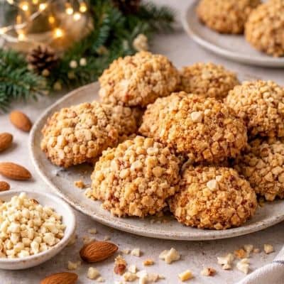 Eine Tellerportion basischer Weihnachtsplätzchen, low carb und ohne Mehl gebacken